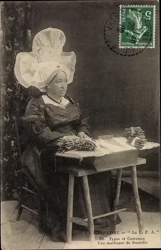 Ak La Normandie, Types et Costumes, une maitresse de Dentelle, Frau in Tracht, Klöpplerin