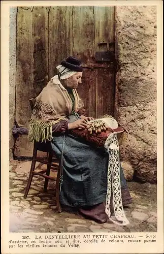 Ak Velay Haute Loire, La Dentelliere au Petit Chapeau, Spitzenklöpplerin in Tracht, Auvergne