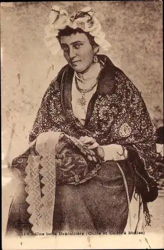 Ak Auvergne, Frau in Tracht beim Klöppeln, Dentelliere, Spitze