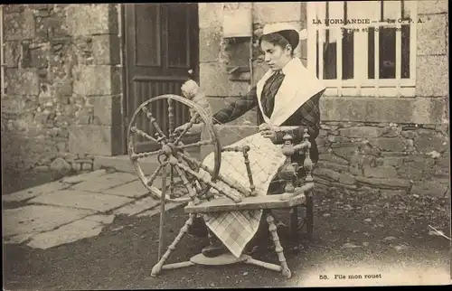 Ak La Normandie, Frau in Tracht am Spinnrad