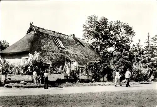 Ak Vitte Insel Hiddensee, Haus im Ort mit Passanten