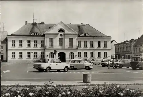 Ak Ribnitz Damgarten in Mecklenburg Vorpommern, Rathaus am Karl Marx Platz mit Parkplatz u. Autos