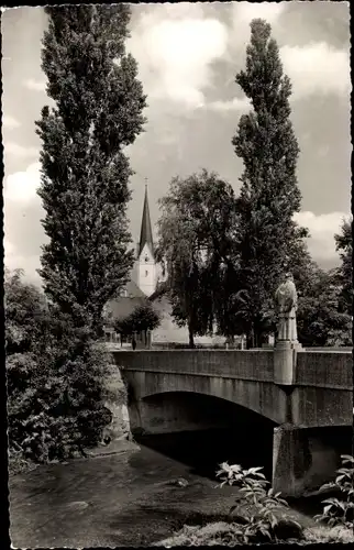 Ak Thannhausen in Schwaben, Blick über Fluss u. Brücke zur Kirche