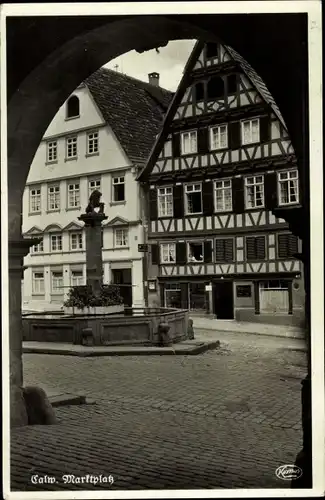 Ak Calw im Nordschwarzwald, Marktplatz, Brunnen, Fachwerkhaus