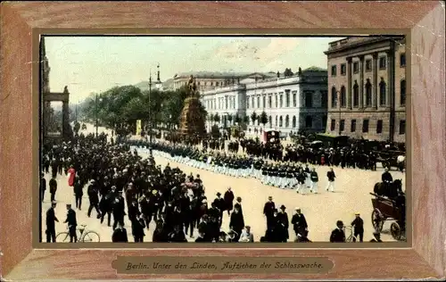 Passepartout Ak Berlin Mitte, Unter den Linden, Aufziehen der Schlosswache