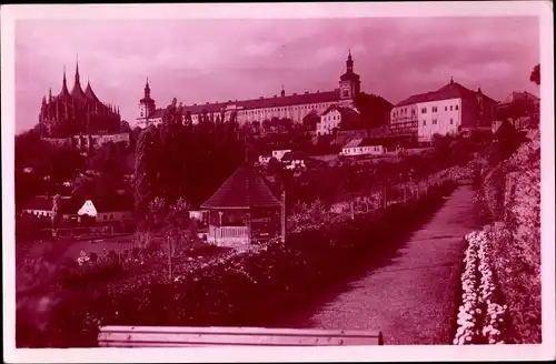 Ak Kutná Hora Kuttenberg Mittelböhmen, Blick auf das Schloss