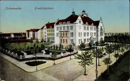 Ak Luckenwalde in Brandenburg, Friedrichschule, Totalansicht