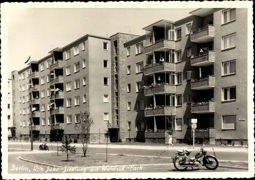 Ak Berlin Kreuzberg, Otto Suhr Siedlung am Waldeckpark, Motorrad, Wohnhäuser