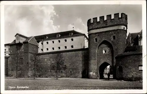 Ak Toruń Thorn Westpreußen, Ansicht vom Brückentor, Straßenpartie, Mauern