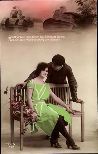 Ak Französischer Soldat mit Geliebter, Panzer, Blumen