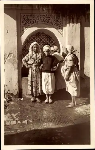 Ak Scenes et Types, Pres de la Fontaine, Kinder, Maghreb