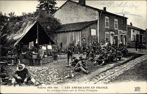 Ak Les Americains en France, American Troops in France, premier repas sur le Front Francais, 1914-17