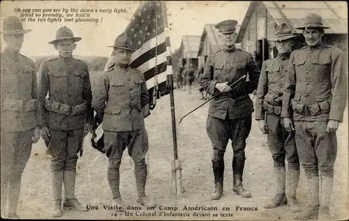 Ak Une Visite dans un Camp Americain en France, Un Colonel d'Infanterie devant sa tente