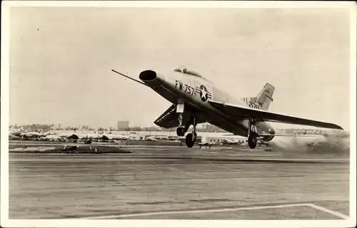 Ak North American F 100 Super Sabre, Kampfflugzeug der US Air Force, FW-757