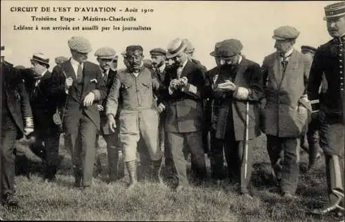 Ak Circuit de l'Aviation Troyes 1910, Mezieres Charleville, Leblanc a son arrivée, journalistes