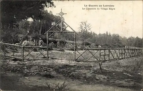 Ak La Guerre en Lorraine, Le Cimetiere du Village Negre, französischer Soldatenfriedhof, I. WK