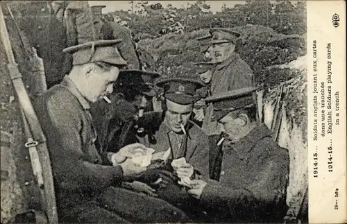 Ak Soldats anglais jouant aux cartes dans une tranchee, I WK