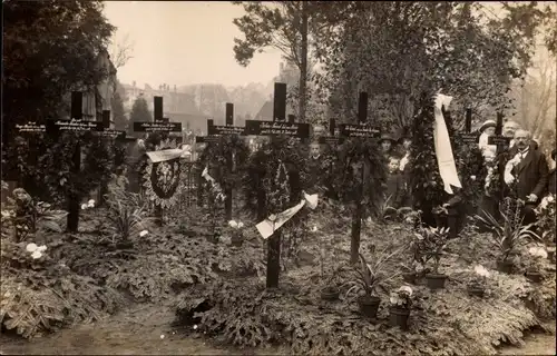 Foto Ak Soldatengräber auf einem Soldatenfriedhof, I WK
