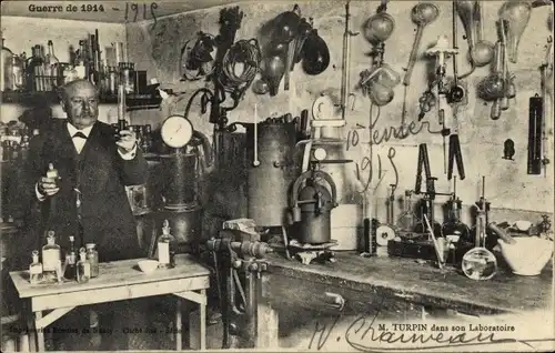 Ak Eugene Turpin dans son Laboratoire, französischer Chemiker