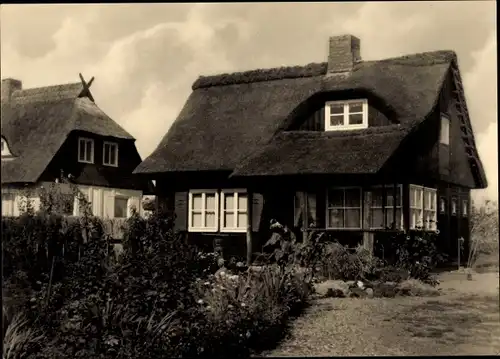 Ak Ostseebad Ahrenshoop Fischland, Rohrdachhäuser in der Webergasse