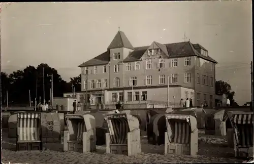 Foto Ak Ostseebad Kühlungsborn, Strand, FDGB-Erholungsheim, Strandkörbe