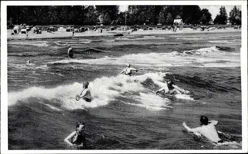 Ak Scharbeutz in Ostholstein, Ostseebad, Badeleben, Blick vom Meer zum Strand, Badegäste