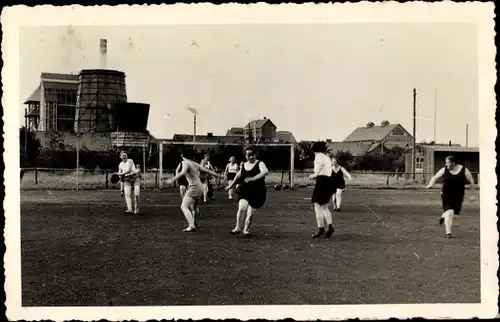 Foto Ak Knapsack Hürth Nordrhein Westfalen, Fußballplatz, Spieler, Fabrikanlage