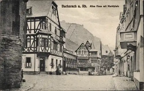 Ak Bacharach am Rhein, Altes Haus mit Marktplatz, Fachwerkbau