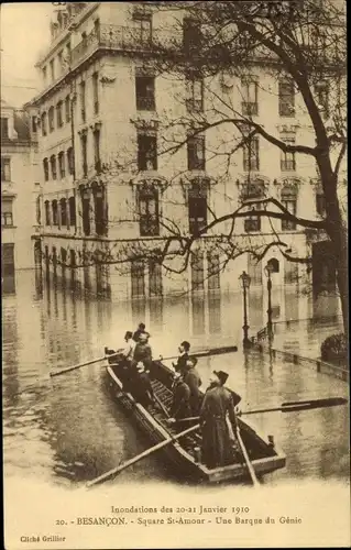 Ak Besançon Doubs, Inondations 1910, Square St. Amour, Une Barque du Genie