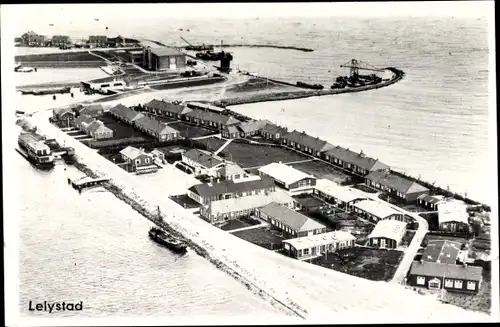 Ak Lelystad Flevoland, Panorama, Deich, Anleger, Schiffe, Schleuse, Luftaufnahme