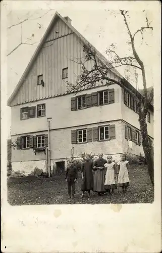 Foto Ak Schönmünzach im Murgtal Baiersbronn im Schwarzwald,Kinder und alte Frau vor einem Bauernhaus