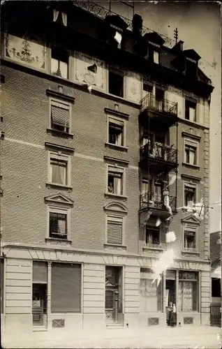 Foto Ak Zürich Stadt Schweiz, Straßenpartie mit Wohnhaus