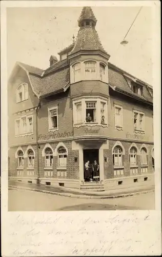 Foto Ak Villingen Schwenningen im Schwarzwald, Partie am Restaurant Friedrichsbad