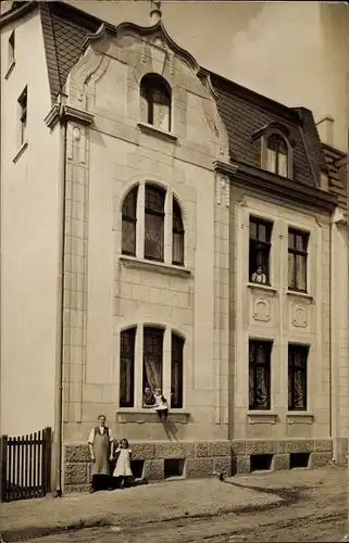 Foto Ak Merscheid Ohligs Solingen in Nordrhein Westfalen, Straßenpartie mit Wohnhaus, Anwohner
