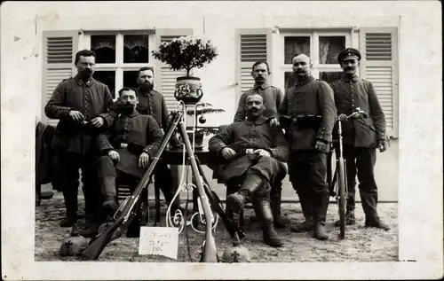 Foto Ak Deutsche Soldaten in Uniform, Gewehre, Fahrrad, Gruppenbild