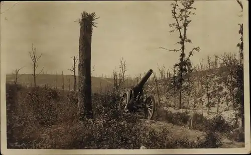 Foto Ak Schlachtfeld an der Westfront 1. WK, Geschütz