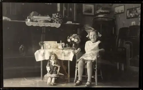 Foto Ak Kinderportrait, Mädchen, Geburtstagstisch, Kuchen, Puppe, 1928