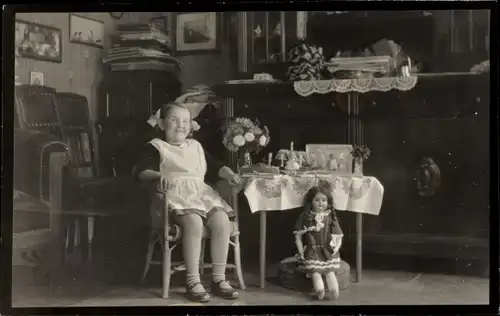 Foto Ak Kinderportrait, Mädchen, Geburtstagstisch, Kuchen, Puppe, 1928