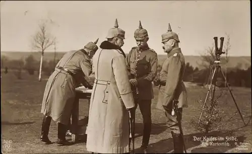 Ak Kaiser Wilhelm II. im Felde am Kartentisch