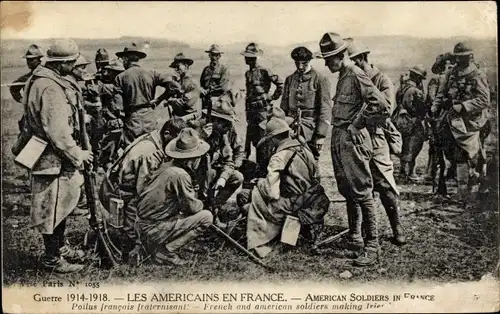 Ak Les Americains en France, American Soldiers in France, Poilus francais fraternisant, 1914-1918