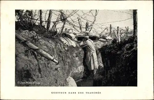 Ak Guetteur dans une Tranchee, französischer Soldat im Schützengraben