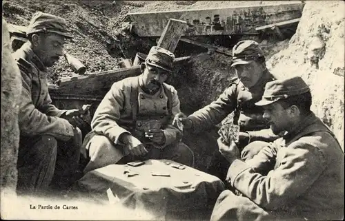 Ak Französische Soldaten spielen Karten im Schützengraben, I WK
