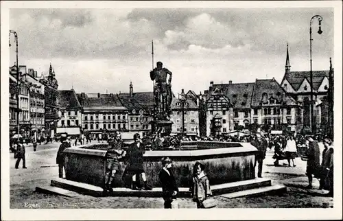 Ak Cheb Eger Region Karlsbad, Platz, Kinder, Denkmal, Springbrunnen