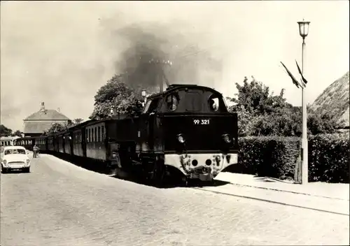 Ak Ostseebad Kühlungsborn, Bäderbahn Molli, Lokomotive 99 321, Auto