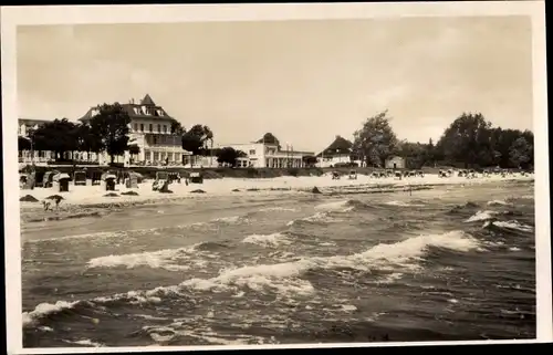 Ak Ostseebad Scharbeutz in Ostholstein, Blick vom Meer auf Strand und Ort