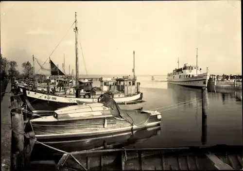 Ak Neuendorf auf der Insel Hiddensee, Im Hafen