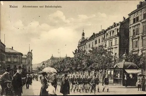 Ak Mainz am Rhein, Alicenstraße und Bahnhofsplatz, Soldaten