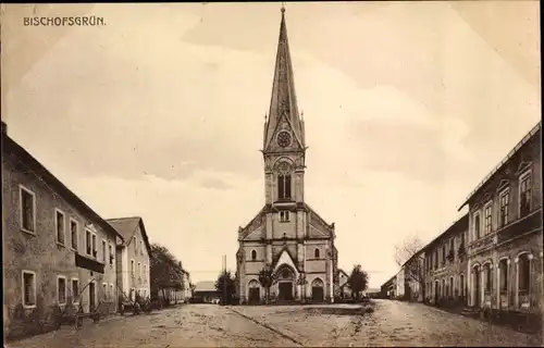 Ak Bischofsgrün im Fichtelgebirge, Straßenpartie mit Kirche