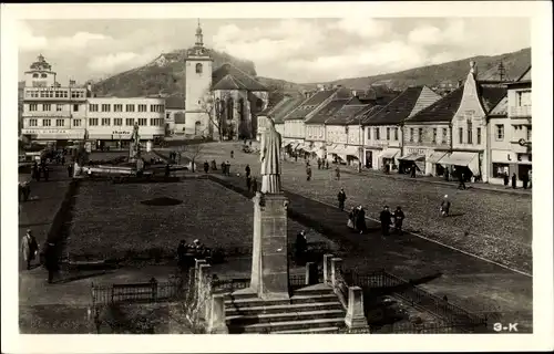 Ak Beroun Beraun Mittelböhmen, Platz, Denkmal, Passanten