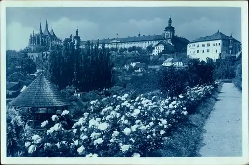Ak Kutná Hora Kuttenberg Mittelböhmen, Straße, Schloss, Gartenanlagen, Blumen